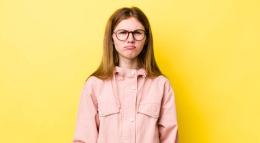 Kızıl saçlı, güzel bir kadın üzgün ve mızmız, mutsuz bir bakışla ağlıyor, olumsuz ve hayal kırıklığına uğramış bir tavırla.