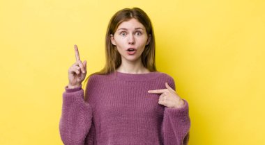 Kızıl saçlı güzel bir kadın gururlu ve şaşırmış hissediyor, kendine güvenen, başarılı bir numara gibi hisseden.