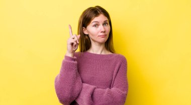 Kızıl saçlı, güzel bir kadın harika bir fikri fark ettikten sonra parmağını havaya kaldırıp 