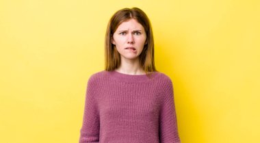 Kızıl saçlı, güzel bir kadın, hangi seçeneği seçeceğine karar veremediğini düşünüyor.