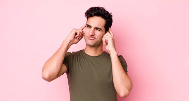 Yakışıklı İspanyol bir adam kafası karışık ya da şüpheci, bir fikre odaklanmış, çok düşünüyor, kenarda yer arıyor.