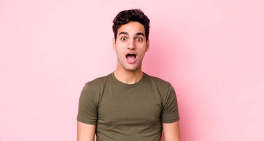 Yakışıklı İspanyol adam şok olmuş ya da şaşırmış görünüyor, ağzı açık bir şekilde 