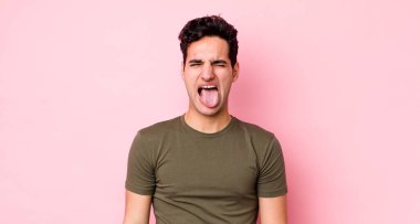 Yakışıklı İspanyol adam neşeli, kaygısız, asi tavırlı, şakacı ve dilsiz, eğleniyor.