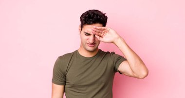 Yakışıklı İspanyol adam stresli, yorgun ve hayal kırıklığına uğramış görünüyor, alnından ter damlıyor, umutsuz ve bitkin hissediyor.