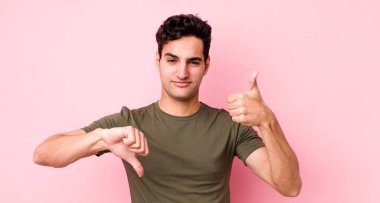 Yakışıklı İspanyol adam kafası karışık, bilgisiz ve kararsız hissediyor, iyi ve kötü seçenekleri farklı seçeneklerde tartıyor.