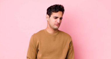 Yakışıklı İspanyol bir adam üzgün, üzgün ya da kızgın. Olumsuz bir tavır sergiliyor, anlaşmazlık içinde kaşlarını çatıyor.