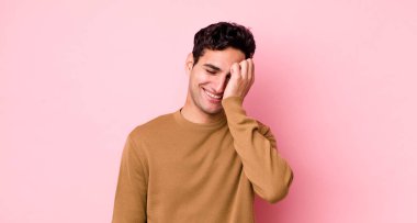 Yakışıklı İspanyol adam gülüyor ve alnına şaplak atıyor. Unuttum ya da aptalca bir hataydı. 