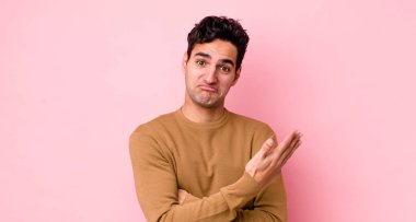 Yakışıklı İspanyol bir adam kafası karışık ve bilgisiz, şüpheli bir açıklama ya da düşünceyi merak ediyor.