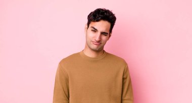 Yakışıklı İspanyol adam mutlu ve arkadaş canlısı görünüyor, gülümsüyor ve sana olumlu bir tavırla göz kırpıyor.