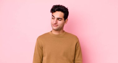 Yakışıklı İspanyol adam merak ediyor, mutlu düşünceler ve fikirler düşünüyor, hayal kuruyor, kenarda yer arıyor.