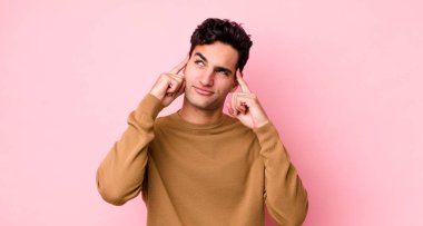 Yakışıklı İspanyol bir adam konsantre olmuş ve bir fikir üzerinde kafa yoruyor, meydan okumaya ya da soruna bir çözüm hayal ediyor.