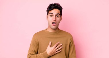 Yakışıklı İspanyol adam şok olmuş ve şaşırmış hissediyor, gülümsüyor, el ele tutuşuyor, o olmaktan mutlu ya da minnettarlık gösteriyor.