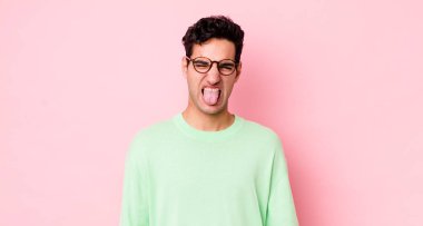 Yakışıklı İspanyol bir adam tiksinti ve tedirginlik duyuyor, dilini dışarı çıkarıyor, iğrenç ve tiksindirici şeylerden hoşlanmıyor.