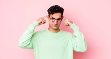 Yakışıklı İspanyol bir adam, ciddi ve konsantre görünümlü, beyin fırtınası yapan ve zorlu bir sorunu düşünen.