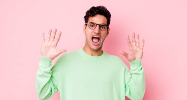 Yakışıklı İspanyol adam sersemlemiş ve korkmuş hissediyor. Korkutucu bir şeyden korkuyor. Elleri açık ve uzak durun diyor.