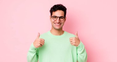 Yakışıklı İspanyol adam gülümsüyor. Mutlu, pozitif, kendinden emin ve başarılı görünüyor.