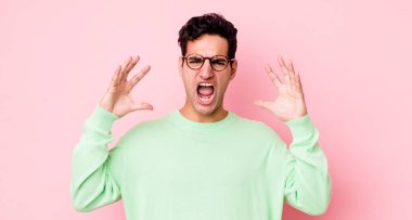 Yakışıklı İspanyol adam ellerini havaya kaldırıp bağırıyor. Öfkeli, sinirli, stresli ve üzgün.