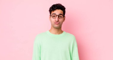 Yakışıklı İspanyol adam dudaklarını birbirine bastırıyor. Sevimli, eğlenceli, mutlu, sevimli bir yüz ifadesiyle. Öpücük gönderiyor.