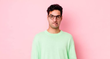 Yakışıklı İspanyol bir adam, hangi seçeneği seçeceğine karar veremediğini düşünüyor. Sorunu çözmeye çalışıyor.