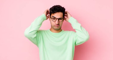 Yakışıklı İspanyol adam hayal kırıklığına uğramış ve sıkılmış hissediyor, başarısızlıktan bıkmış ve bıkmış, sıkıcı işlerden bıkmış