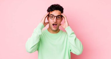 Yakışıklı İspanyol adam dehşete kapılmış ve şok olmuş hissediyor. Bir hata yüzünden el ele tutuşup panikliyor.