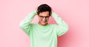 Yakışıklı İspanyol bir adam stresli ve hayal kırıklığına uğramış hissediyor. Yumruk yumruğa, yorgun, mutsuz ve migren ağrısı çekiyor.