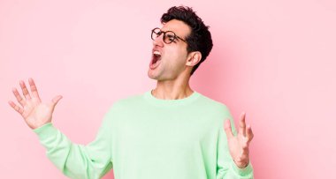 Yakışıklı İspanyol bir adam opera yapıyor ya da konserde şarkı söylüyor, romantik, sanatsal ve tutkulu hissediyor.