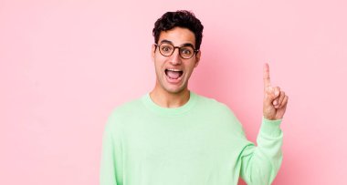 Yakışıklı İspanyol bir adam bir fikri fark ettikten sonra mutlu ve heyecanlı bir dahi gibi hissediyor, neşeli bir şekilde parmağını kaldırıyor, eureka!