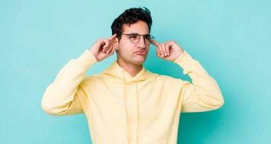 Yakışıklı İspanyol bir adam kafası karışık ya da şüpheci, bir fikre odaklanmış, çok düşünüyor, kenarda yer arıyor.