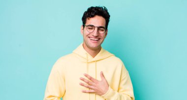 Yakışıklı İspanyol adam komik bir şakaya yüksek sesle gülüyor, mutlu ve neşeli hissediyor, eğleniyor.