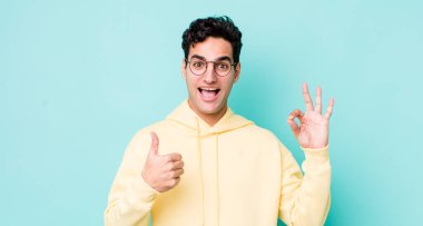 Yakışıklı İspanyol adam kendini mutlu, şaşkın, tatmin olmuş ve şaşırmış hissediyor.