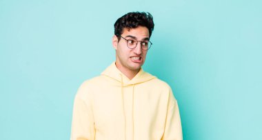 Yakışıklı İspanyol adam endişeli, stresli, endişeli ve korkmuş, panikleyen ve dişlerini sıkan