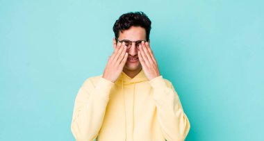 Yakışıklı İspanyol adam gülümsüyor ve mutlu hissediyor, iki eliyle gözlerini kapatıyor ve inanılmaz bir sürpriz bekliyor.