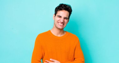 Yakışıklı İspanyol bir adam endişeli, hasta, hasta ve mutsuz hissediyor. Ağrılı bir mide ağrısı veya grip geçiriyor.