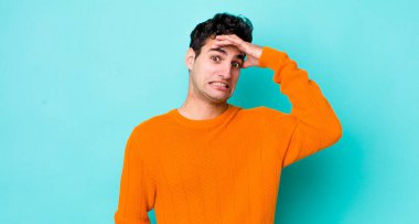 Yakışıklı İspanyol bir adam unutulmuş bir süre için panikliyor, stresli hissediyor, bir pisliği ya da hatayı örtbas etmek zorunda.