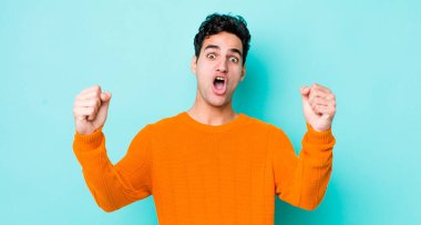 Yakışıklı İspanyol adam inanılmaz bir başarıyı kutluyor. Kazanan gibi, heyecanlı ve mutlu görünüyor.!