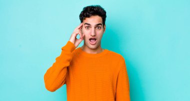 Yakışıklı İspanyol adam şaşırmış, ağzı açık, şok olmuş, yeni bir düşünce, fikir ya da konsept keşfediyor.