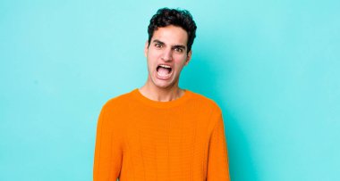 Yakışıklı İspanyol adam korkmuş ve şok olmuş hissediyor, ağzı açık şaşkınlık içinde.