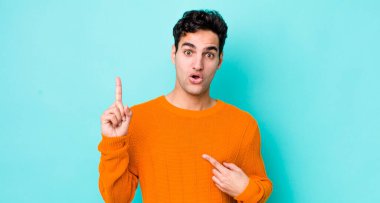 Yakışıklı İspanyol adam kendini gururlu ve şaşırmış hissediyor. Kendine güvenerek kendini bir numara gibi hissediyor.