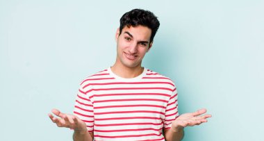 Yakışıklı İspanyol bir adam bilgisiz ve kafası karışık, hangi seçeneği seçeceğinden emin değil, merak ediyor.