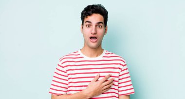 Yakışıklı İspanyol adam şok olmuş ve şaşırmış hissediyor, gülümsüyor, el ele tutuşuyor, o olmaktan mutlu ya da minnettarlık gösteriyor.