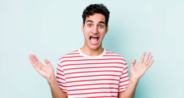 Yakışıklı İspanyol adam mutlu ve heyecanlı görünüyor. Beklenmedik bir sürprizle şoke oldu.