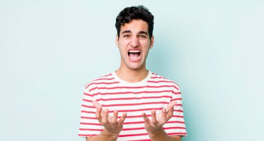 Yakışıklı İspanyol adam umutsuz ve hayal kırıklığına uğramış görünüyor, stresli, mutsuz ve sinirli, bağırıyor ve çığlık atıyor.