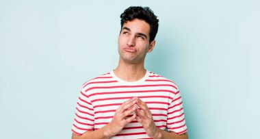 Yakışıklı İspanyol entrikacı, komplocu, hilekar ve hilekar, kurnaz ve hain