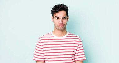 Yakışıklı İspanyol bir adam kafası karışık ve şüpheli hissediyor, merak ediyor ya da karar vermeye çalışıyor.