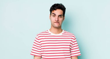 Yakışıklı İspanyol bir adam, hangi seçeneği seçeceğine karar veremediğini düşünüyor. Sorunu çözmeye çalışıyor.