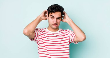 Yakışıklı İspanyol adam hayal kırıklığına uğramış ve sıkılmış hissediyor, başarısızlıktan bıkmış ve bıkmış, sıkıcı işlerden bıkmış