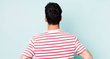 Yakışıklı İspanyol bir adam kafası karışık ya da dolu ya da şüphe ve soru dolu, merak ediyor, elleri kalçasında, dikiz aynasından