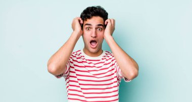 Yakışıklı İspanyol adam dehşete kapılmış ve şok olmuş hissediyor. Bir hata yüzünden el ele tutuşup panikliyor.