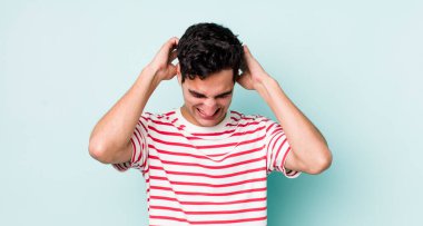 Yakışıklı İspanyol bir adam stresli ve hayal kırıklığına uğramış hissediyor. Yumruk yumruğa, yorgun, mutsuz ve migren ağrısı çekiyor.